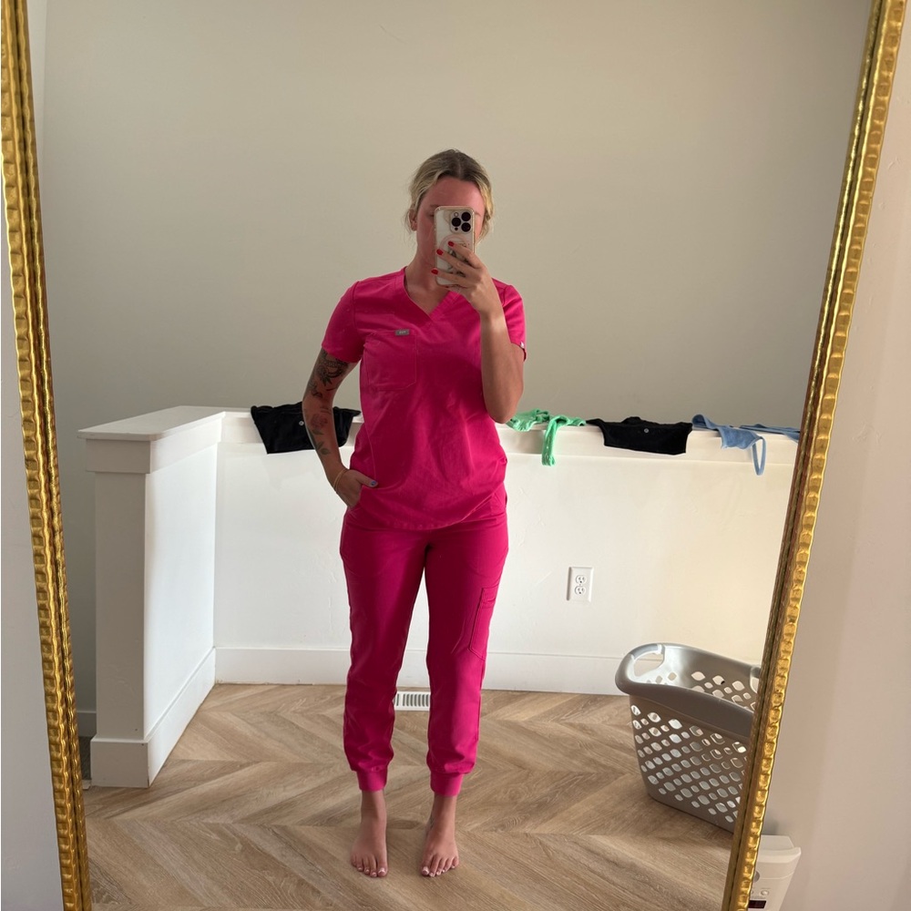 Figs XXS Catarina + XSP Zamora SET in Shocking Pink